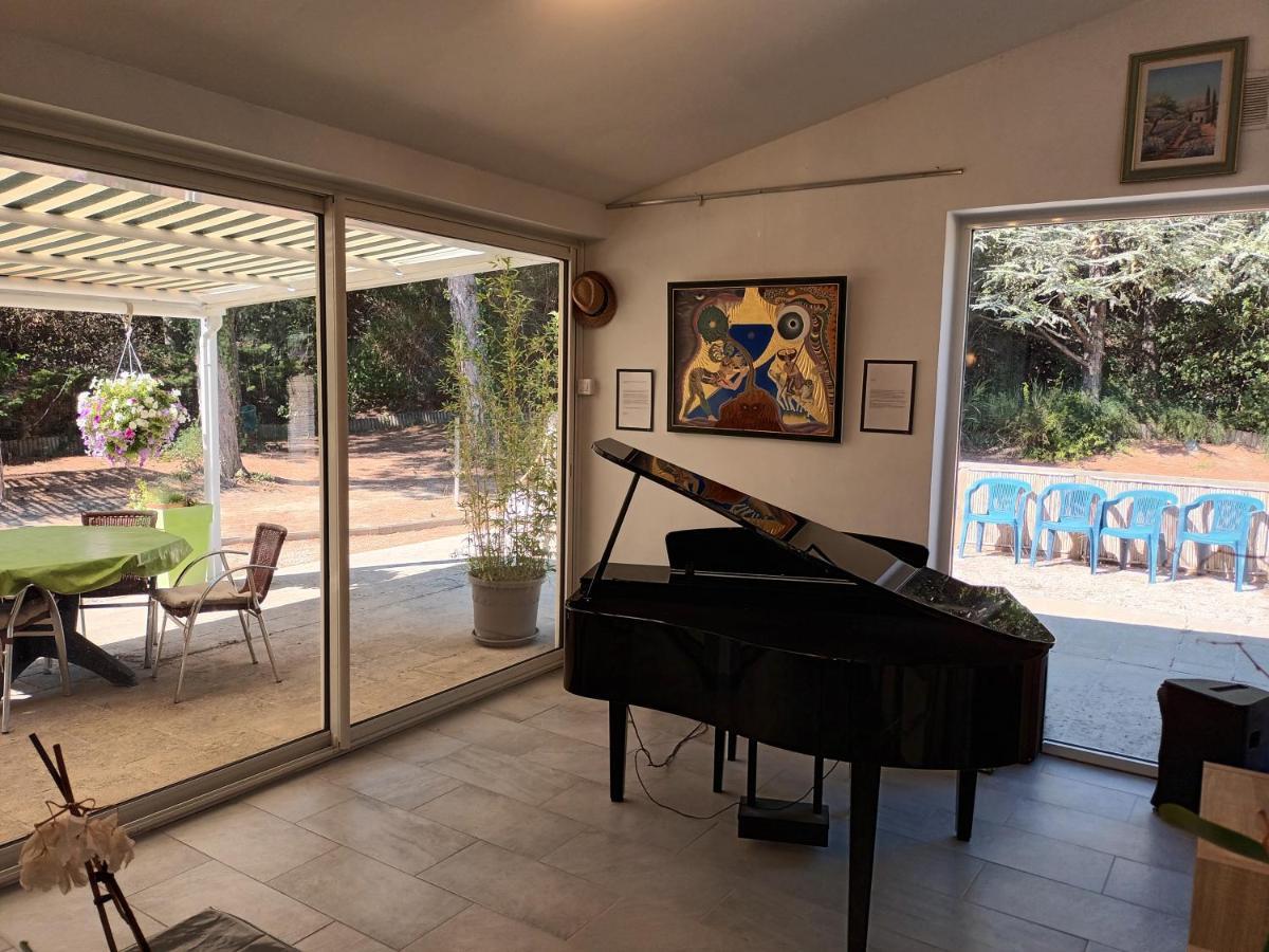 Chalet Banane Devant Piscine, A 6Km Du Festival De Piano De La Roque D'Antheron Rognes Luaran gambar