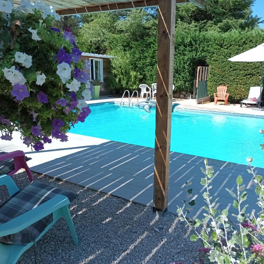 Chalet Banane Devant Piscine, A 6Km Du Festival De Piano De La Roque D'Antheron Rognes Luaran gambar