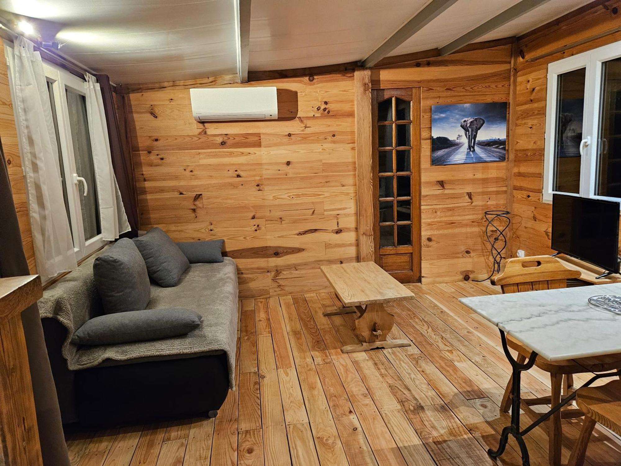 Chalet Banane Devant Piscine, A 6Km Du Festival De Piano De La Roque D'Antheron Rognes Luaran gambar