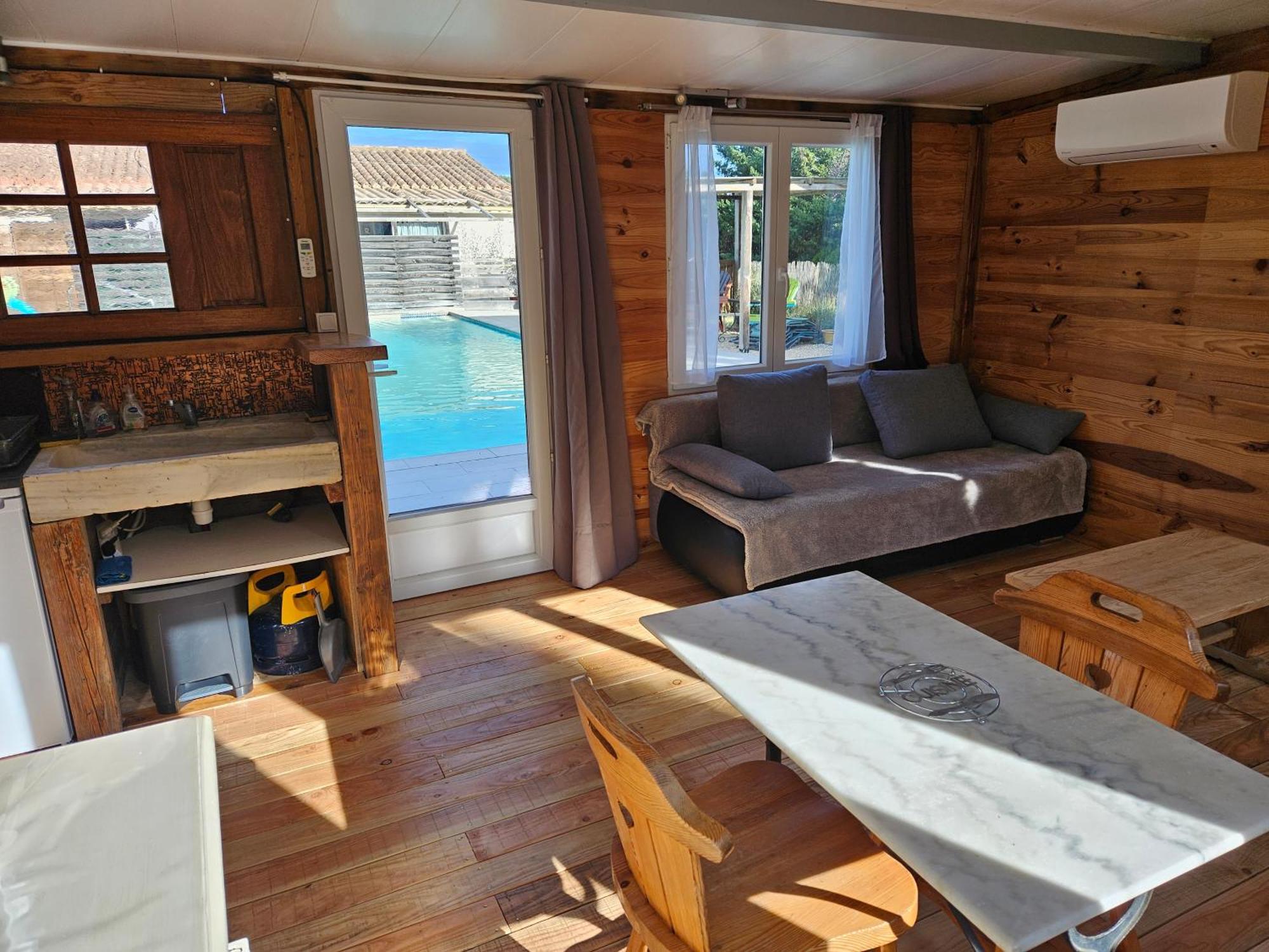 Chalet Banane Devant Piscine, A 6Km Du Festival De Piano De La Roque D'Antheron Rognes Luaran gambar